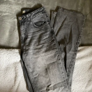 Grå jeansbyxor - Säljer ett par grå jeans från Gina tricot i mycket bra skick! Endast använda ett fåtal gånger. Storlek 38. 