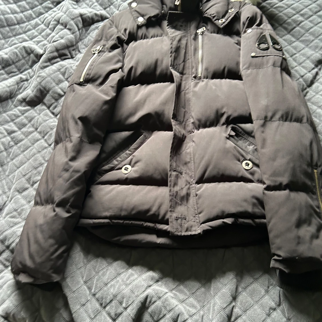 Svart pufferjacka från Moose Knuckles