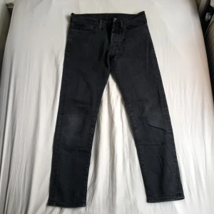 Svarta/Gråa jeans - Svarta/gråa jeans från HM, storlek 30 dam