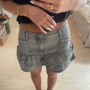 Jeanskjol  - SUPERSNYGG MED volanger!!