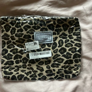 Leopard necessär  - Super söt och trendig necessär❤️helt oöppnad och ser rymlig ut🫶🏻
