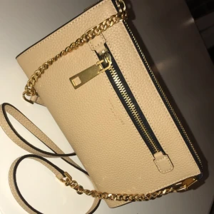 Marc Jacobs Gotham Leather/ cross body wallet   - Nyskick. Fina detaljer på väskan och korthållare på insidan. Köpt för 2700kr 