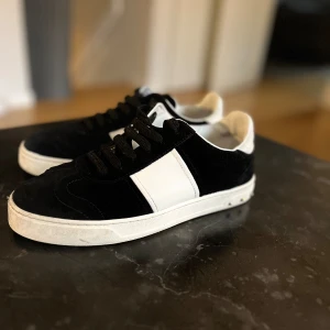 Valentino flycrews - Ett par valentino flycrew i topp skick. De är i storlek 38,5 och har andvänds ca 4-5 gånger eftersom att jag tog fel på storleken. En nit saknas.  Kvitto finns! och box med allt som medföljdes när man köpte de. Pris kan diskuteras.