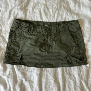 As snygg mini kjol - Super fin mini kjol som kommer från märket logg men köpt på h&m. Den köptes här på Plick med säljer den vidare då den inte passar mig, skriv för mer detaljer 