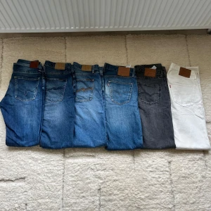 Jeans - 6 par jeans: 1 Nudie jeans Lean Dean  1 Nudie jeans gritty Jackson 1 Pepe jeans  3 par levis 501 (blå,svart,vit) Alla är storlek W32L36 och fint skick på alla inga hål eller defekter.  OBS! BARA DOM 3 TILL HÖGER KVAR 