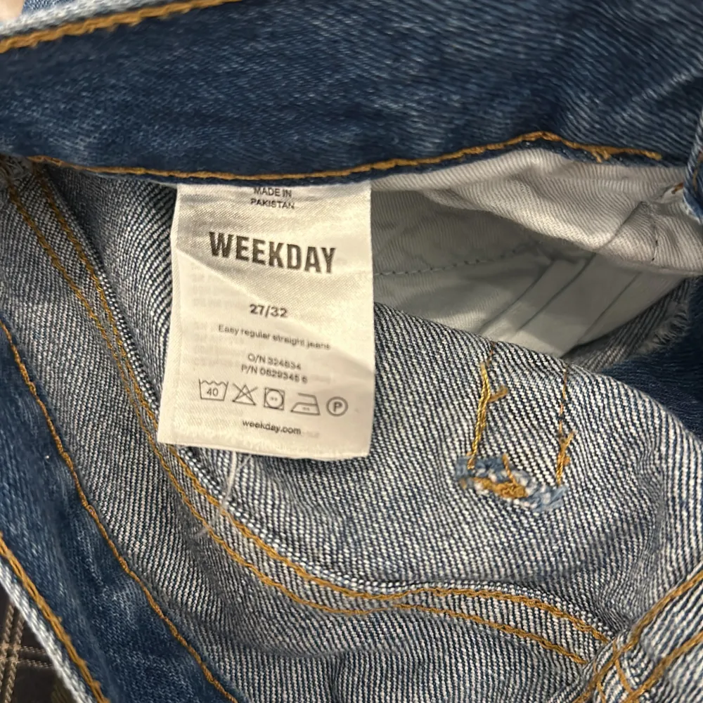 Skick:10/10 Använda endast 1 gång. Storlek 27/32. Mycket snygga blåa jeans från Weekday som passar perfekt nu till hösten! Dm vid ytterligare frågor eller intresse.. Jeans & Byxor.