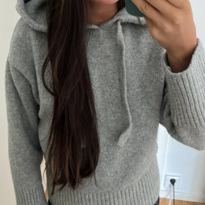 Stickad hoodie  - Väldigt fin stickad hoodie fårn zara. Kommer inte till användning längre. Den är i bra skick, inga defekter. 