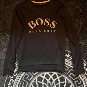 Säljer min sällsynta Hugo boss sweatshirt storlek M för endast 349 kr! Helt nytt skick. Hör av dig vid frågor eller funderingar! 