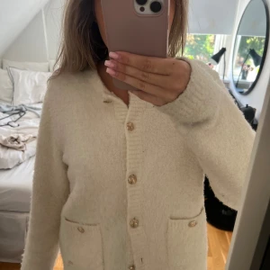 Beige kofta - Jätte snygg och mysig kofta från Lindex. Använd fåtal gånger och är i super bra skick. Varm och gosig nu till hösten. Nypris 500 säljer vid bra bud