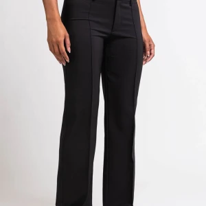 Madlady Kostymbyxor - Låg midjade kostymbyxor från madlady i modellen Hazel.  Midjemått rakt över: 37cm, innersöm: 75cm Använda ett fåtal gånger