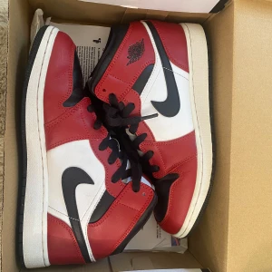 Snygga Jordans - Knappt använda Jordans, som tyvärr inte passar mig längre💗 har bevis på papper att de är riktiga❤️  Storlek 40, innemått 25 skriv gärna vid fler frågor❤️❤️