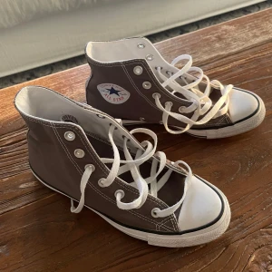 Oanvända Converse All Star! - Skorna är aldrig använda och i superfint skick. Ett par skor och en färg på skorna som passar till allt!