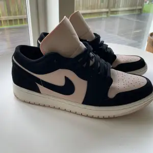 Nike Jordan Black guava low  Mycket fint skick, endast använda en gång.