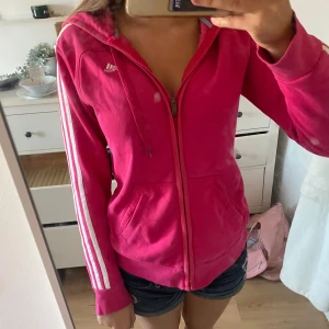 Snygg adidas kofta  - Jätte bra skick använd kanske 2 gånger helt Perfket!