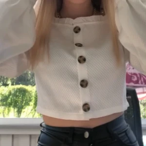 Blus NA-KD - Blus från misslissibells kollektion för NA-KD. Råkade köpa två vid tillfället så den jag nu säljer blev aldrig använd. Därav ligger den kvar förpackad. Strl 34