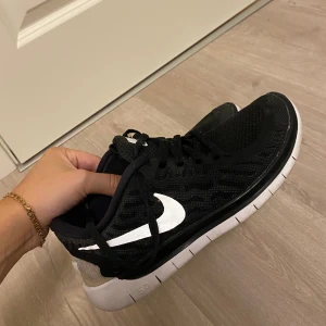Nike sko - Löparskor från Nike som är jättesköna. Använda ett par gånger men är i väldigt bra skick. Skorna är vattentåliga så det går bra att tvätta de. 