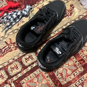 Travis dunks og phantom 44 kvitto medföljer - Säljer mina travis dunks för ett väldigt bra pris  använt cirka 4 gånger mycket fint skick. För mer info meddela