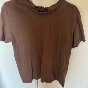 Tshirt  - brun skjorta från bikbok kan vara en bra att gå ut t-shirt sovande tröja eller till och med en gymtröja