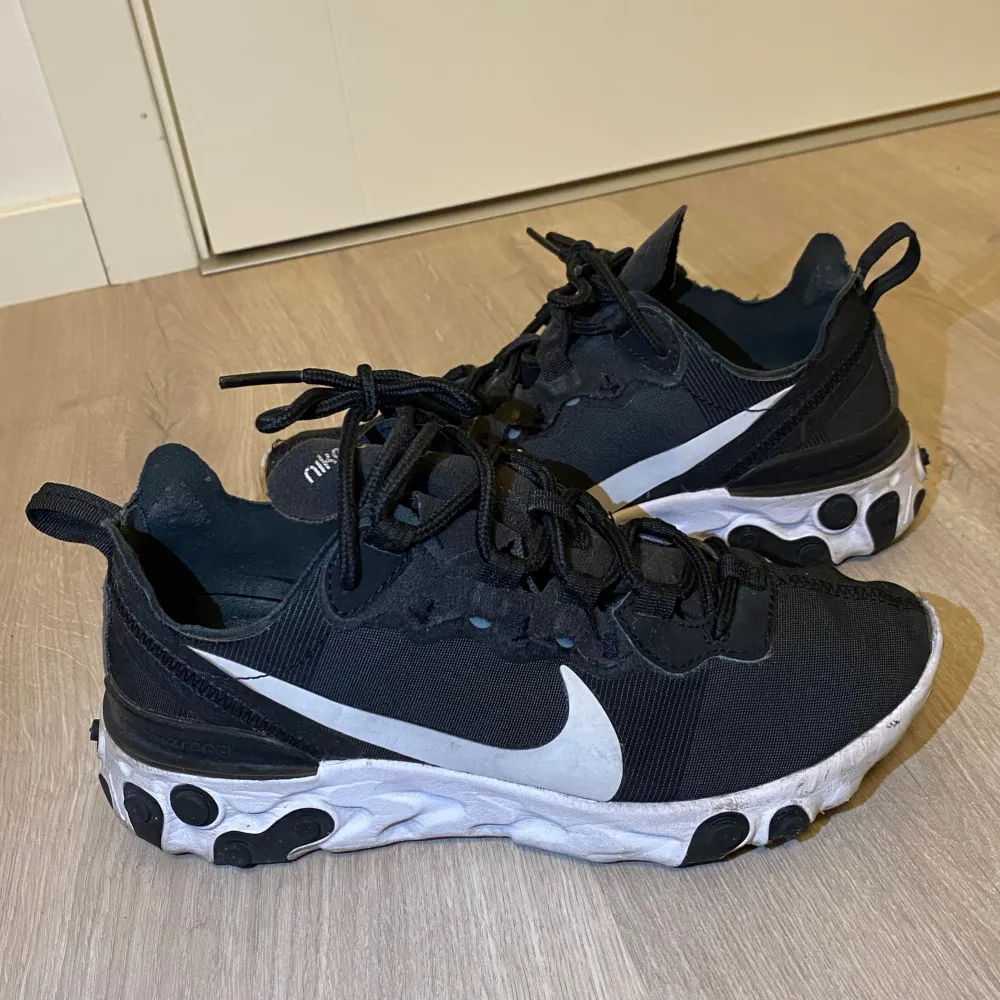 Säljer dessa snygga Nike skor som jag tror är löparskor egentligen men har inte använts till det. Jättesköna och i bra skick, har försökt få med alla vinklar, finns ingen specifik defekt.. Kengät.