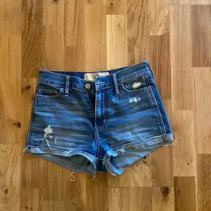 Blå jeansshorts med snygga detaljer det är amerikansk storlek (kolla sista bilden) men skulle säga att det passar typ som XS