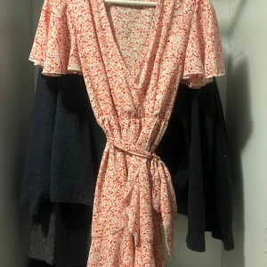 Klänning  - Underbar Korall färgad klänning😍 i love denna klänning men säljer pga flytt