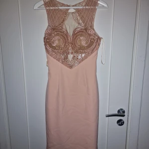 Ljusrosa Klänning - Rensar våra garderober så säljer min mammas ljusrosa Klänning. Detta är en väldigt fin klänning gav hög kvalité. Släpper för 499