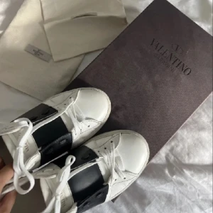 Valentino skor - Byter gärna mina svarta valentinos mot en annan färg. Tillbehör och äkthetsbevis medföljer💕