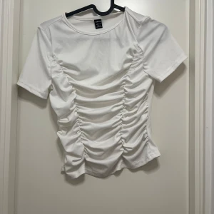 Vit tröja  - Säljer en tröja från SHEIN 