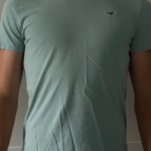 T-shirt Hollister  - T-shirt från Hollister i bra skick. Säljer den då den blivit för liten. 
