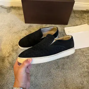 Ett par riktigt snygga slip ons från bottega veneta. Storlek 41. Skorna har slitage i hälen på insidan av skon, men bortsett från de är dem i fint skick. Box, dustbag & kvitto. Hör av dig vid funderingar.