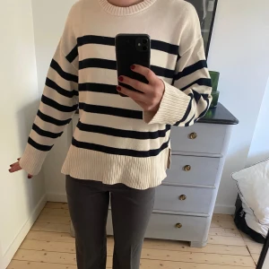 Randig tröja - Säljer min stickade randiga tröja från Zara, fint skick!