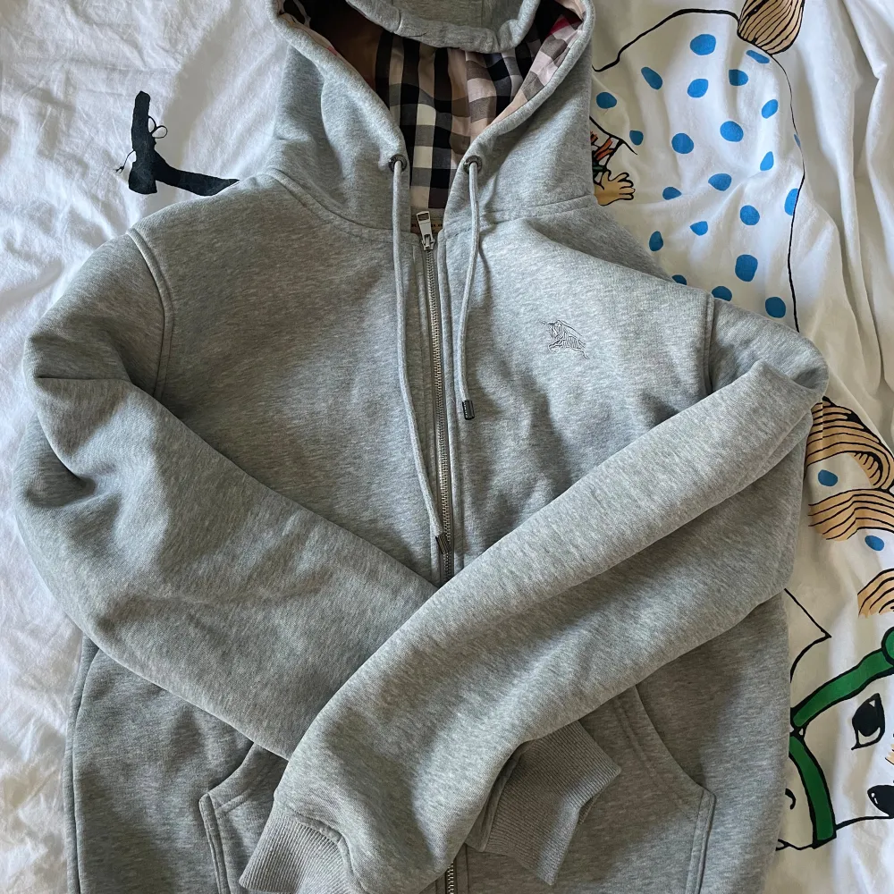 Grå Burberry zip up i storlek XL. Prislappen sitter kvar och påsen finns med.. Hoodies.