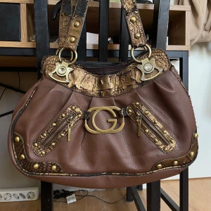 Guess Väska - helt ok skick, mycket utrymme 