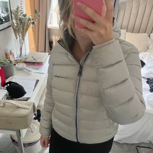 Colmar vinter jacka - Jag säljer min älskade colmar jacka. Special beställd från Italien😍😍 Jackan är lite smutsig som man ser på bilderna men med rätt medel går de bort galant😇. Stl är 44 men de är italienska storlekar vilket motsvarar S-M😇❤️Nypris: 6500kr