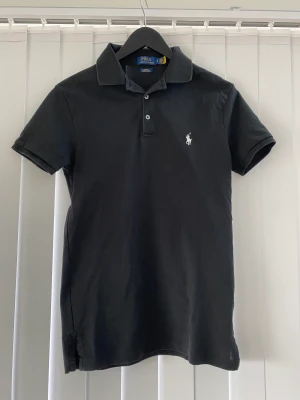 Polo Ralph Lauren piké - Svart Ralph Lauren piké Använd- Fåtal gånger Storlek- S slimfit  