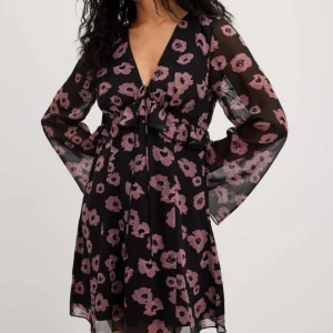 Blommig klänning  - Prislapparna är kvar, helt oanvänd❤️ lite större i storleken skulle säga att den är som en 36❤️