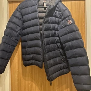Mörkblå dunjacka från Colmar - Smörkblå dunjacka från Colmar skick 9/10 lite tjockare o varmare funkar på vintern storlek: S/M