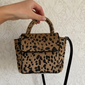 Axelremsväska  - Så snygg & unik handväska/axelremsväska med leopardmönster i nyskick från Gina Tricot! Perfekt storlek och rymlig🫶🏼🐆