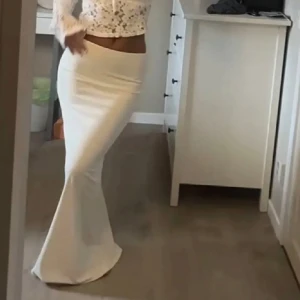 Vit långkjol - Så så fin vit långkjol med en tight passform. Kjolen har en slät design utan mönster eller detaljer. 💓💓