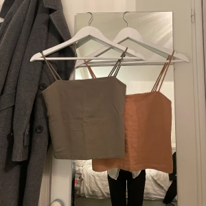 Toppar i grönt och beige - Säljer två toppa som trendade förut i färgerna grönt och beige. De har smala axelband och dubbeltyg vid bysten. Köp båda för 40kr eller en för 20kr