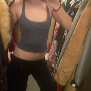 Mörkblå ribbad linnetopp från 157 - Säljer en mörkblå ribbad linnetopp från 157 i storlek XXS. Toppen har spetsdetaljer vid axelbanden och en tight passform. Perfekt för en stilren look.