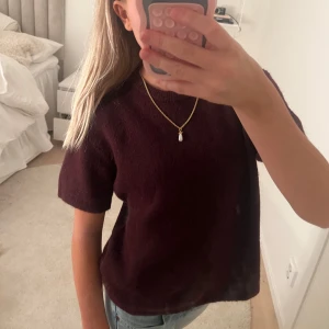 Vinröd tröja med korta ärmar - Säljer en stilren vinröd tröja med korta ärmar. Perfekt för en avslappnad look. Tröjan har en enkel design och är lätt att matcha med olika outfits. Så trendig från Gina Young