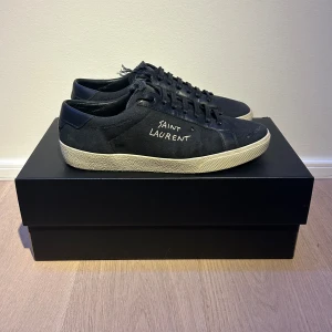 Saint Laurent Sneakers YSL - Riktigt fräscha ysl sneakers, köpte dom helt nya i september och har använt dem sparsamt sedan dess. Allt OG följer med, kan också fixa äkthetsbevis. Byten kan vara intressanta. 