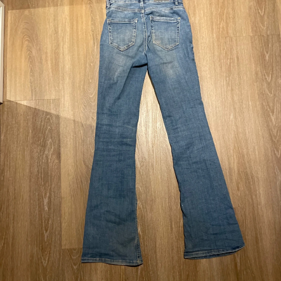 Blå bootcut jeans från Vero Moda - 1