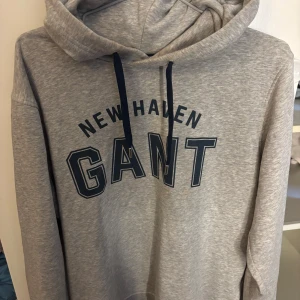 Grå hoodie från GANT - Hoodie från gant storlek L men passar alla 