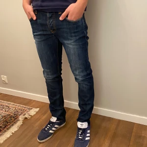 Nudie Jeans Grim Tim - Sjuk feta Nudie Jeans i skitsnygg färg med skön tvätt | Skick: 9/10 ~ Inga defekter eller liknande, super skick! | Modell: Grim Tim | Storlek: 32/32 ~ Våran modell är 178cm lång och väger 69kg, passar större | Nypris 1800kr, vårat 575kr | Fråga vid fundering 💭 
