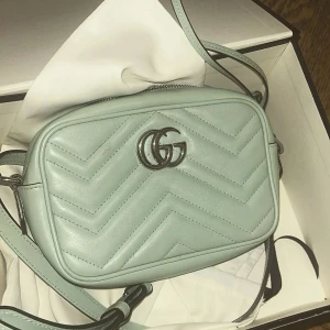  Gucci - Snygg ljusgrön axelväska från Gucci använt den en eller två gånger så den är som ny