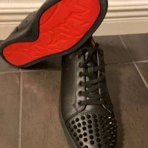Louboutin skor - Vill sälja mina skor då dom passar inte min stil, haft på mig dom 1 gång. Storlek 43