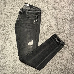 Replay jeans - Säljer nu dessa sjukt feta replay i slim fit, faden är riktigt go och de är sjukt snygga slitningar som är där från produktion, mycket bra skick förutom att de är ett litet hål i bakre ficka. De är en speciell modell som man kan se på ”Aged 10 years” och de snygga mönster innanför byxorna på fickorna, hör av er vid frågor! Pris kan diskuteras!