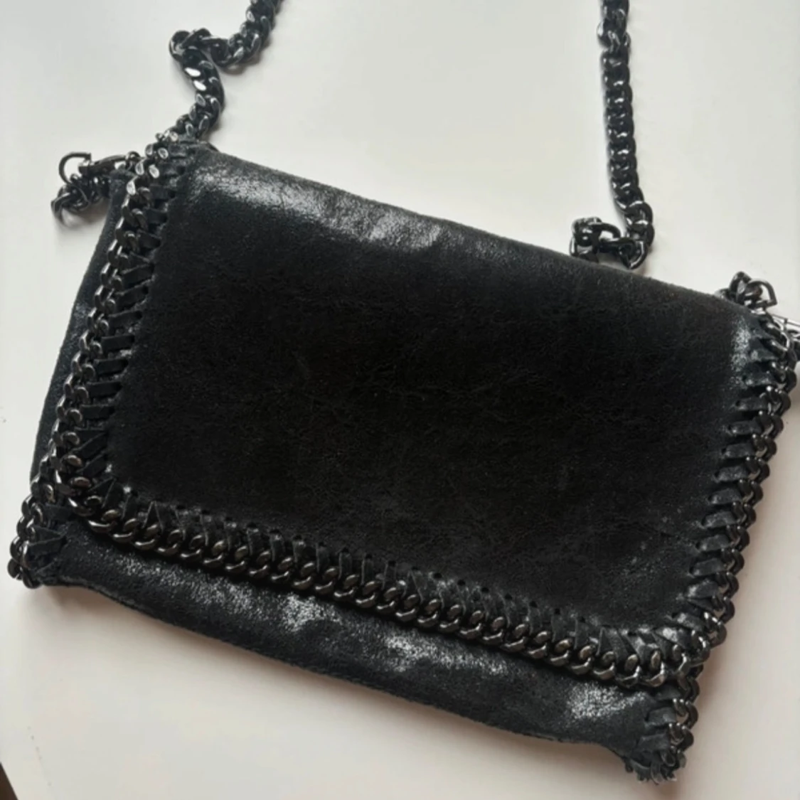 Svart axelväska med kedjedetaljer - 2